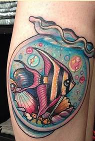Belle immagini colorate del modello del tatuaggio del carro armato di pesce colorato delle gambe alla moda