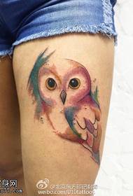 Узорак тетоваже сова с акварелом у бедру