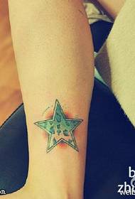 Kojos dygliuotos penkiakampės žvaigždės tatuiruotės modelis