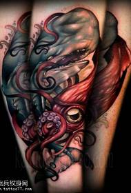 Страшный узор татуировки осьминога на икре