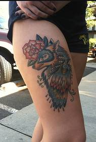 Personalità della gamba della ragazza, elegante e bella immagine del modello del tatuaggio della testa di lupo