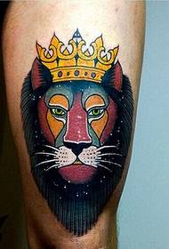 Figure de motif de tatouage couronne lion personnalité personnalité jambe
