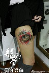 Tatuaggio con pietre preziose sulla coscia