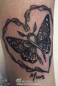 Modello di tatuaggio farfalla a forma di cuore di vitello