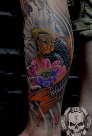 ຮູບແບບ tattoo koi ທີ່ມີສີສັນໂດດເດັ່ນ