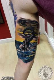 Il polpo deve tatuarsi sulla gamba