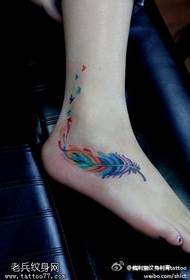 Pēdas krāsa, gudrs, plūstošs spalvu tetovējums