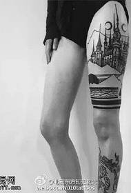 Patró de tatuatge de castell a la cuixa