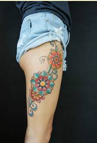 Kaunis ja mukava kukka viiniköynnösten tatuointikuviokuva tyttöjen jaloille