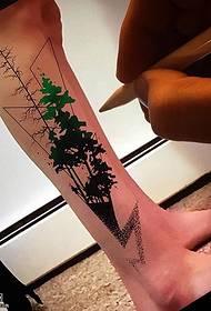 Модел на татуировка на малко дърво