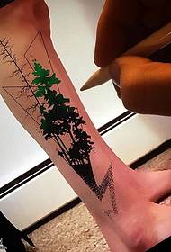 Modello del tatuaggio del gambo del piccolo albero