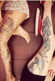 Модни женски крака на цветя красива конска паунова татуировка модел картина