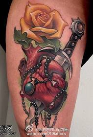 Un tatuu di freccia nantu à a perna