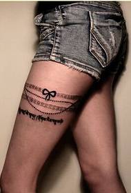 Lijepa djevojka čipkaste noge lijepo izgleda čipka tetovaža sliku