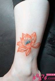 Model i tatuazhit të bukur dhe të bukur zambak uji për këmbët e vajzave