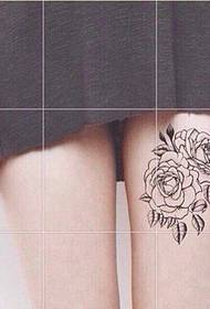 Froulike skonken prachtige rose tatoeage foto om foto's te genietsjen