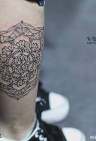 Tatuaggio pungente di Van Gogh sul polpaccio