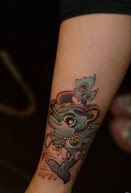 Τα πόδια των κοριτσιών, η μόδα, οι καλές εικόνες δερματοστιξιών για τατουάζ
