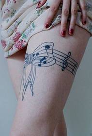 Sexig kvinnlig ben vacker ser bågen tatuering bild