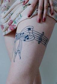 Bella immagine sexy del tatuaggio dell'arco dell'arco delle gambe femminili sexy