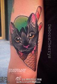 ຮູບແບບ tattoo cat ສີຄີມກ້ອນກ່ຽວກັບ calf