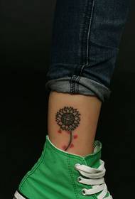 Picioarele la modă arată doar imagini frumoase cu model de tatuaj de floarea soarelui