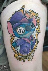 Tatuaje de punto na coxa