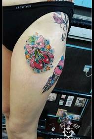 Patrón de tatuaxe de gran cerezo pintado