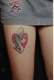 Gambe femminili con belle immagini colorate unicorno modello di tatuaggio