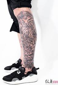 Tart kijana anapenda maua kubwa mguu tattoo
