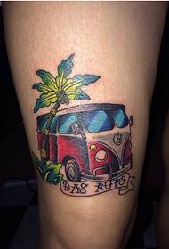 Immagine di tatuaggio di auto di cartone colorato bello classico di moda di gamba