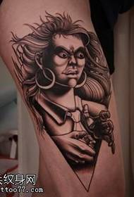Wildes Tattoo-Muster an den Beinen