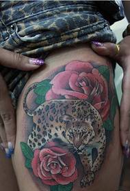 Grožio kojų mados gražiai atrodantis leopardas su rožių tatuiruotės nuotrauka