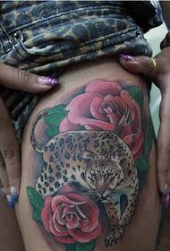 Ang mga magagandang binti ng fashion ay mahusay na naghahanap ng leopardo na may larawang tattoo ng rosas