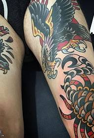 Patrón de tatuaxe de águila pintada en coxa
