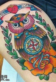 Linda coruja pintada padrão de tatuagem