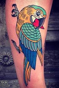 Kalf geschilderd papegaai tattoo patroon
