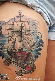 Coda sul modello di tatuaggio della barca a vela sull'oceano