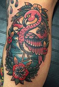 Motivo a tatuaggio con gru dipinto a gamba