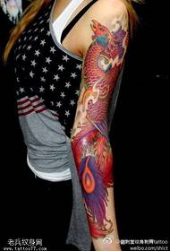 Arm spred vingar röd röd Phoenix tatuering mönster