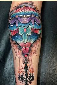 Legsdị mmadụ dị iche iche na-eyi ọmarịcha ikuku balloon tattooኳ na-egosi usoro eserese