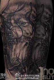 Vilku un aitu tetovējuma modelis uz augšstilba