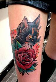 Gerai atrodanti katės rožių tatuiruotės nuotrauka ant stilingos šlaunies