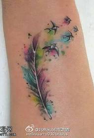 Model de tatuaj cu pene în stil frumos de cerneală