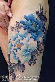 Motif classique de tatouage de fleurs de pivoine bleue atmosphérique