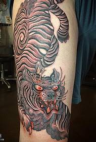 Modello di tatuaggio coda di tigre rubinetto della coscia