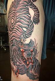 Thigh kraan tiger tail tattoo patroon