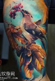 Kalvfärg fågel tatuering mönster