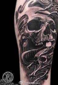 Įnirtingas kaukolės tatuiruotės modelis