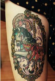 Asmenybės kojos atrodo gerai atrodančios spalvų karuselės tatuiruotės nuotraukos